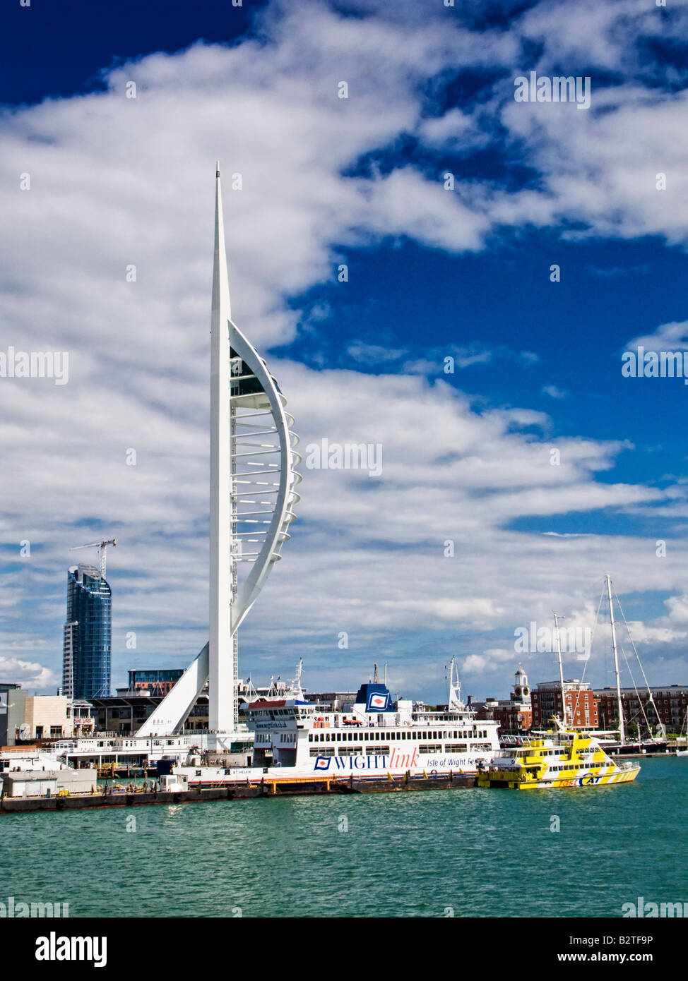 Spinnaker Tower dans le port de Portsmouth, Angleterre, RU avec ferry de l'île de Wight et FastCat Banque D'Images