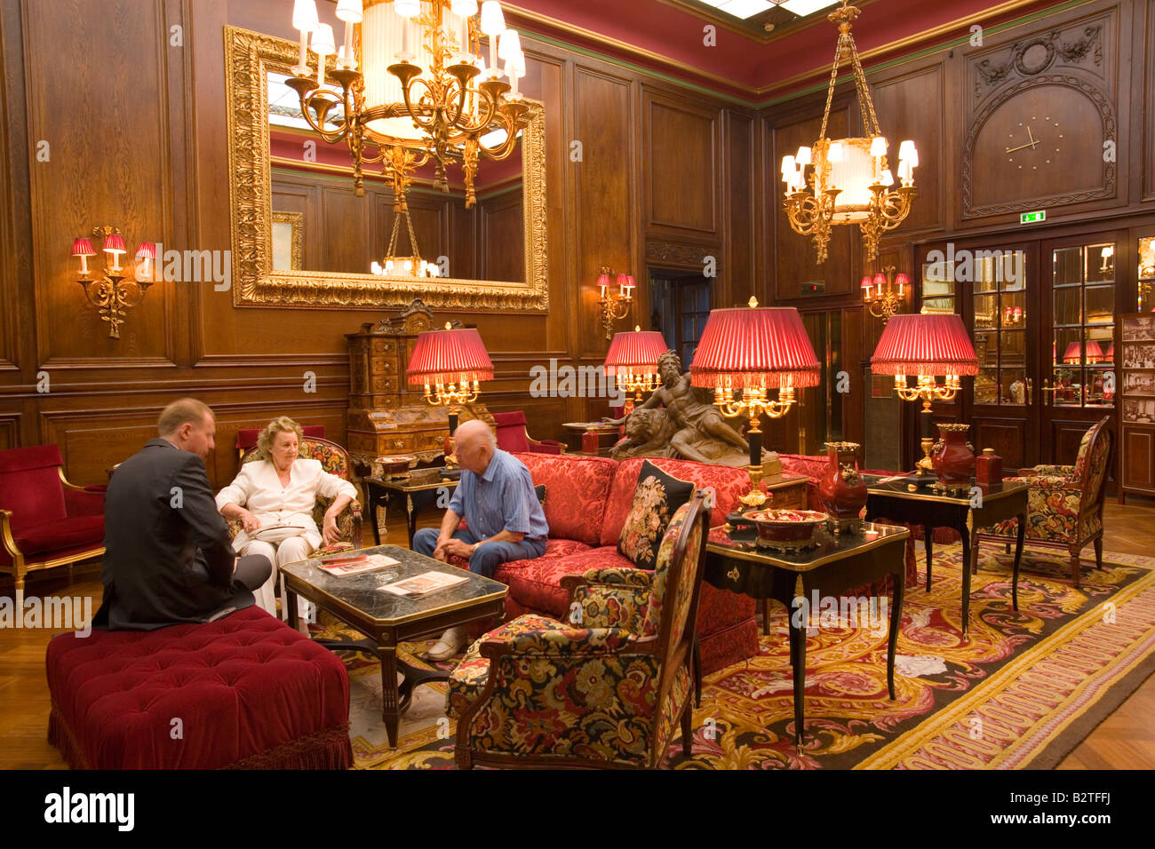 Les gens assis dans le hall de l'hôtel Sacher, à Vienne, Autriche Banque D'Images