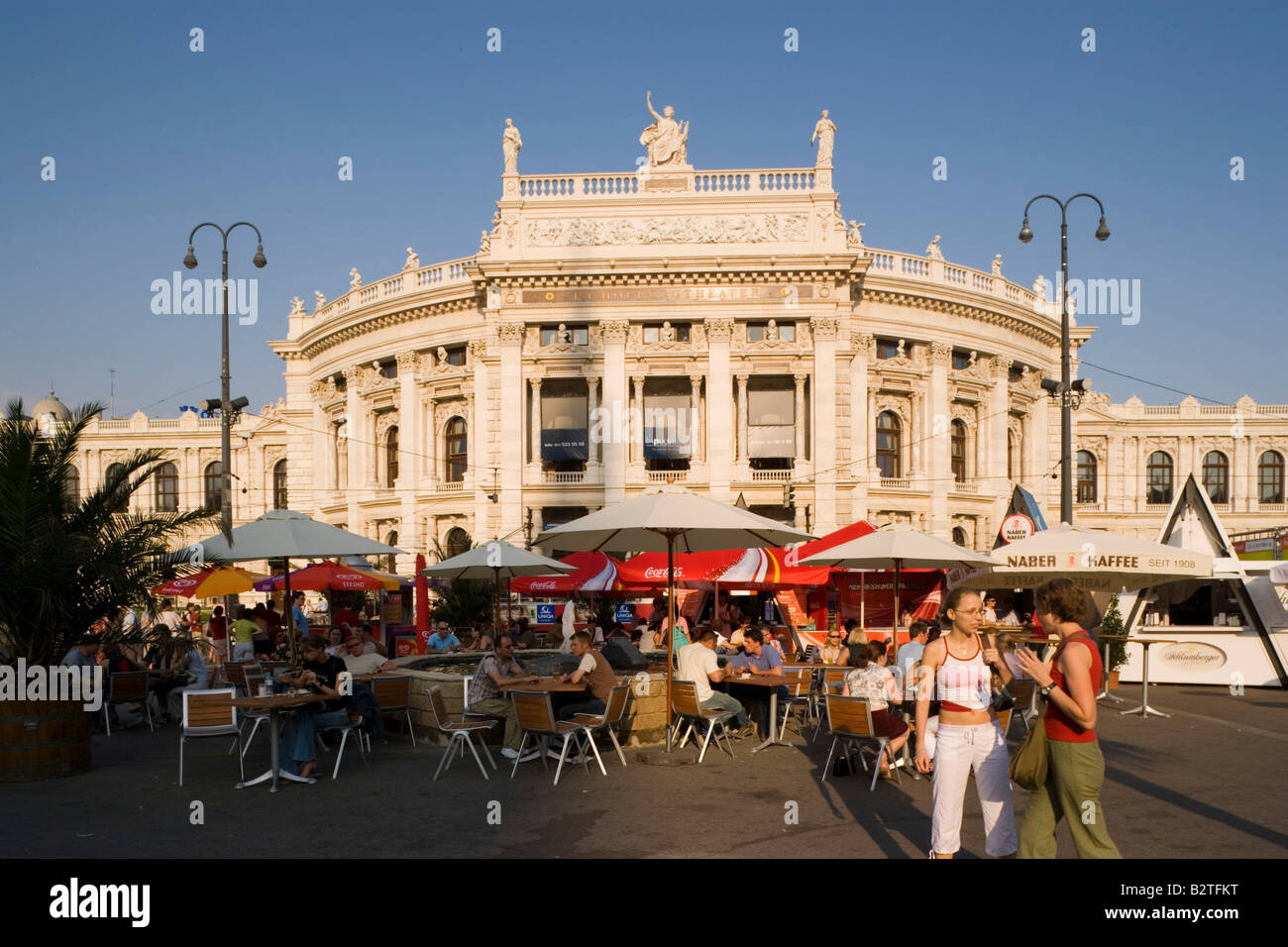 Cafe en face de le Burgtheater lors de l'Musikfilm-Festival Music Film Festival, Vienne, Autriche Banque D'Images