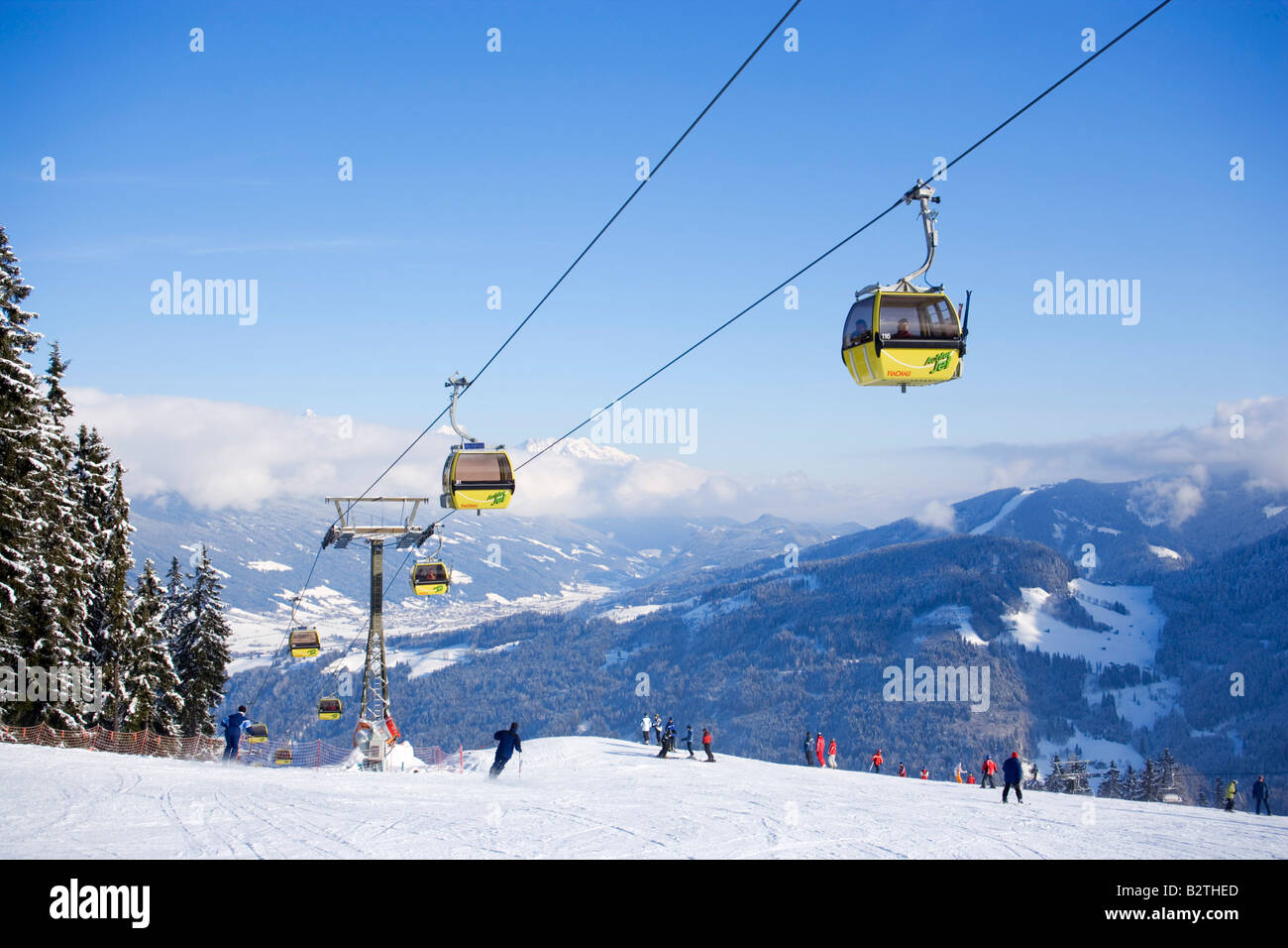 Achter Jet Kabinenlift Dachsteinregion der Gipfel, am Horizont, Flachau, Autriche Banque D'Images