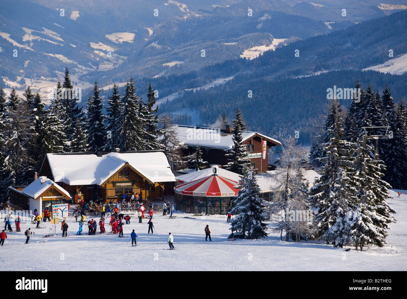 Les skieurs assis en face de l'Birkhahnalm, Flachau, Autriche, Salzburger Land Banque D'Images