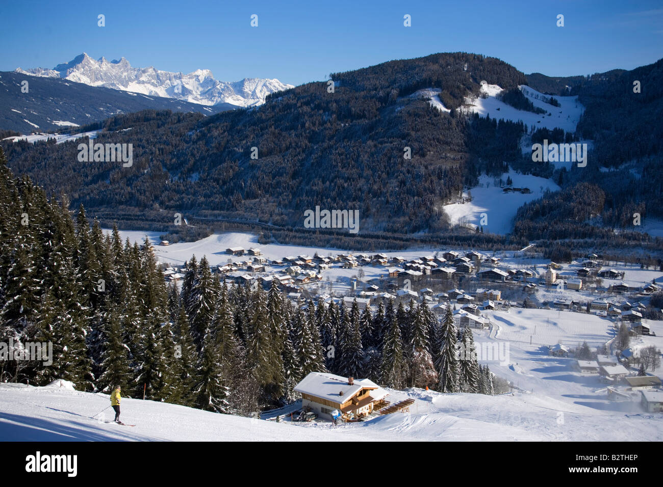 Vue depuis la pente à Flachau (927 m), sommet de l'Dachsteinregion Flachhau à l'horizon, l'Autriche, Salzburger Land, Banque D'Images