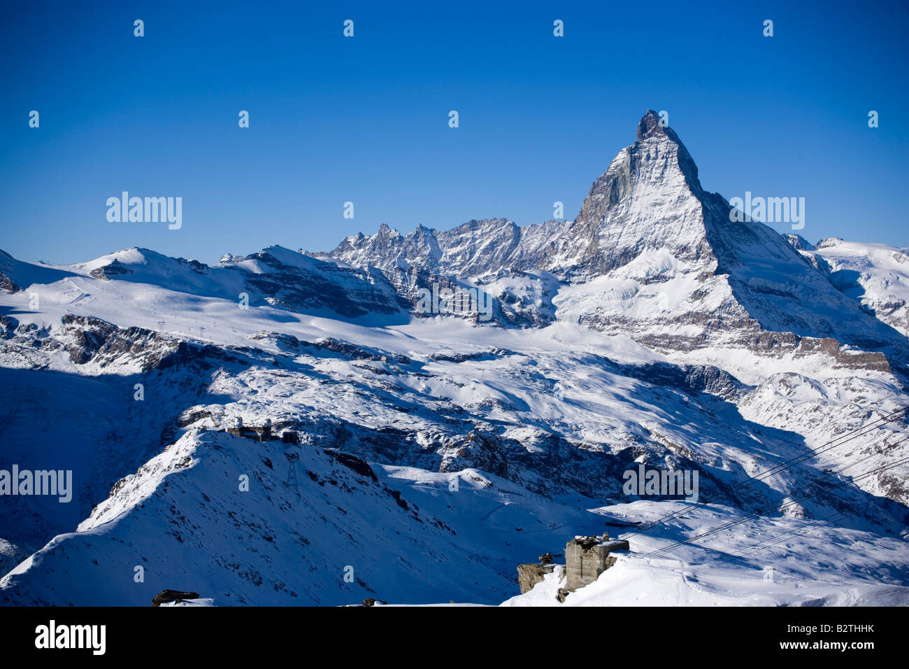 Vue sur le paysage couvert de neige à l'hôtel le plus haut, Kulmhotel dans les Alpes Suisses (3100 m) au Gornergrat, Matterhorn (4478 m) je Banque D'Images