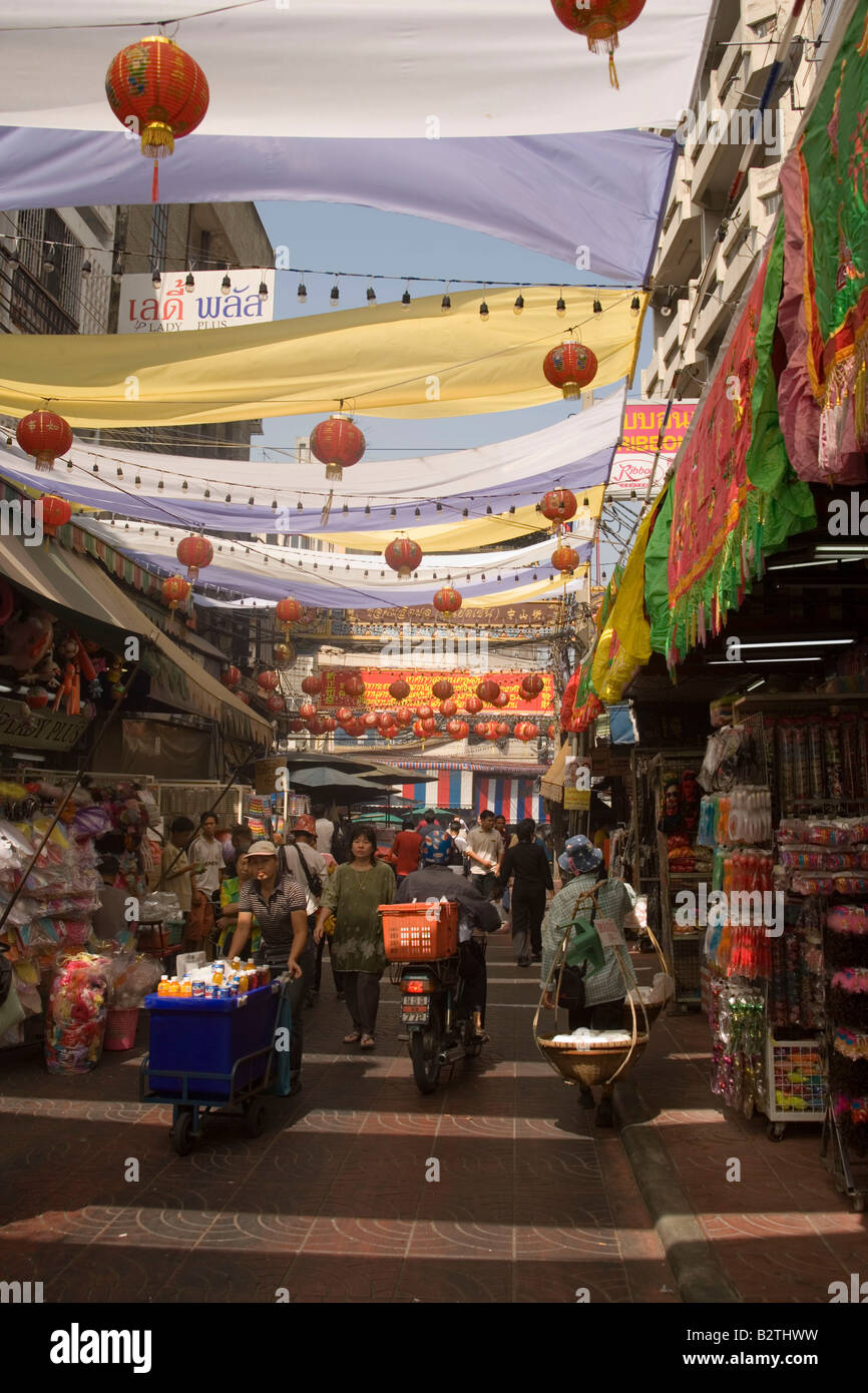 Voir l'intérieur d'une rue commerçante de Chinatown, le quartier résidentiel le plus ancien de Bangkok, dans le quartier des affaires, à Bangkok, Thaïlande Banque D'Images