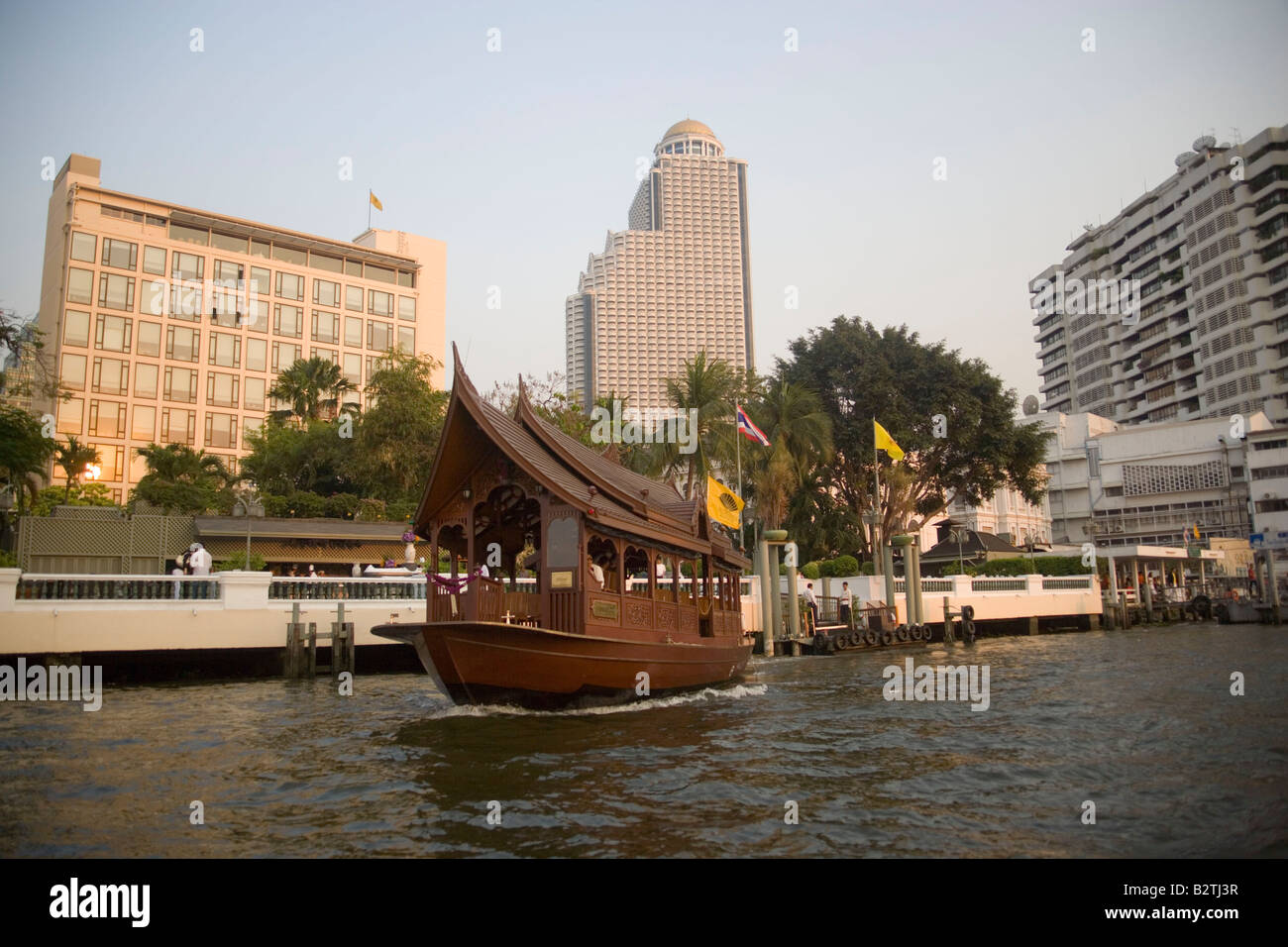 Ferry Pier, en arrière-plan, l'hôtel Menam Chao Phraya, Bangkok, Thaïlande Banque D'Images