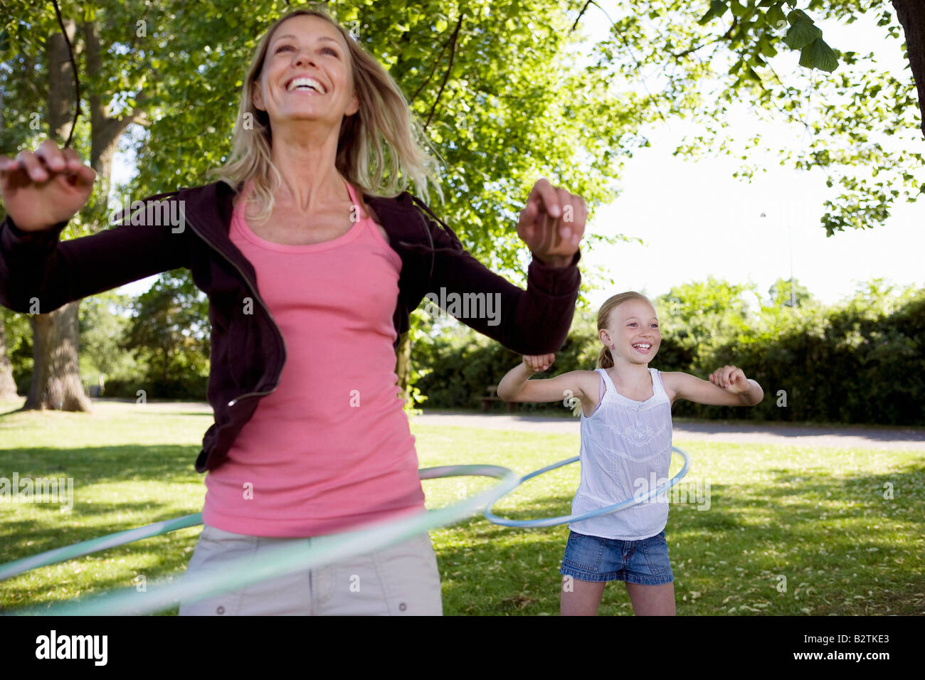 Mère et fille avec le hula-hoop Banque D'Images