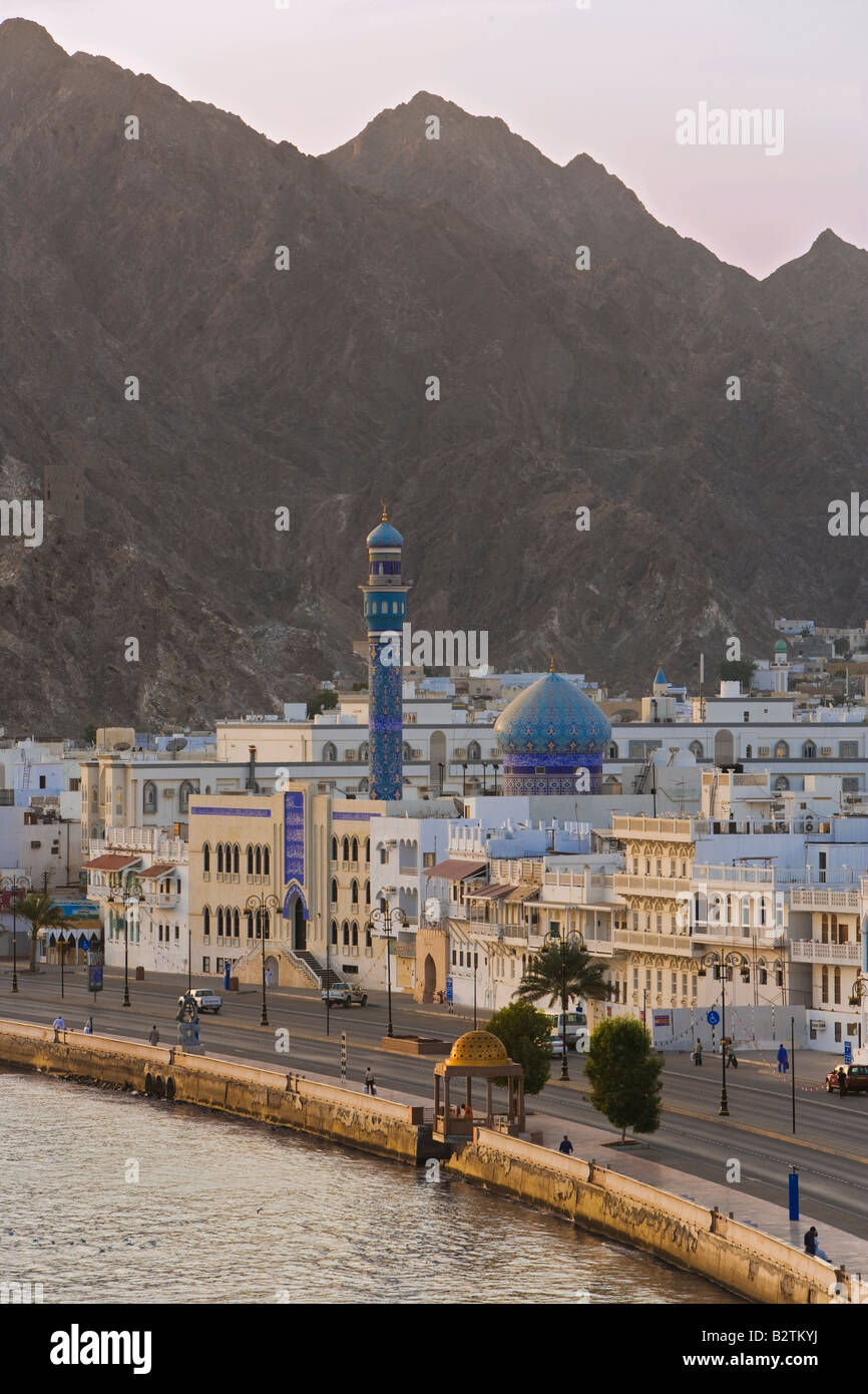 Moyen-orient, Oman, Muscat, corniche de Mutrah bâtiments blancs en treillis et la mosquée avec les montagnes derrière Banque D'Images