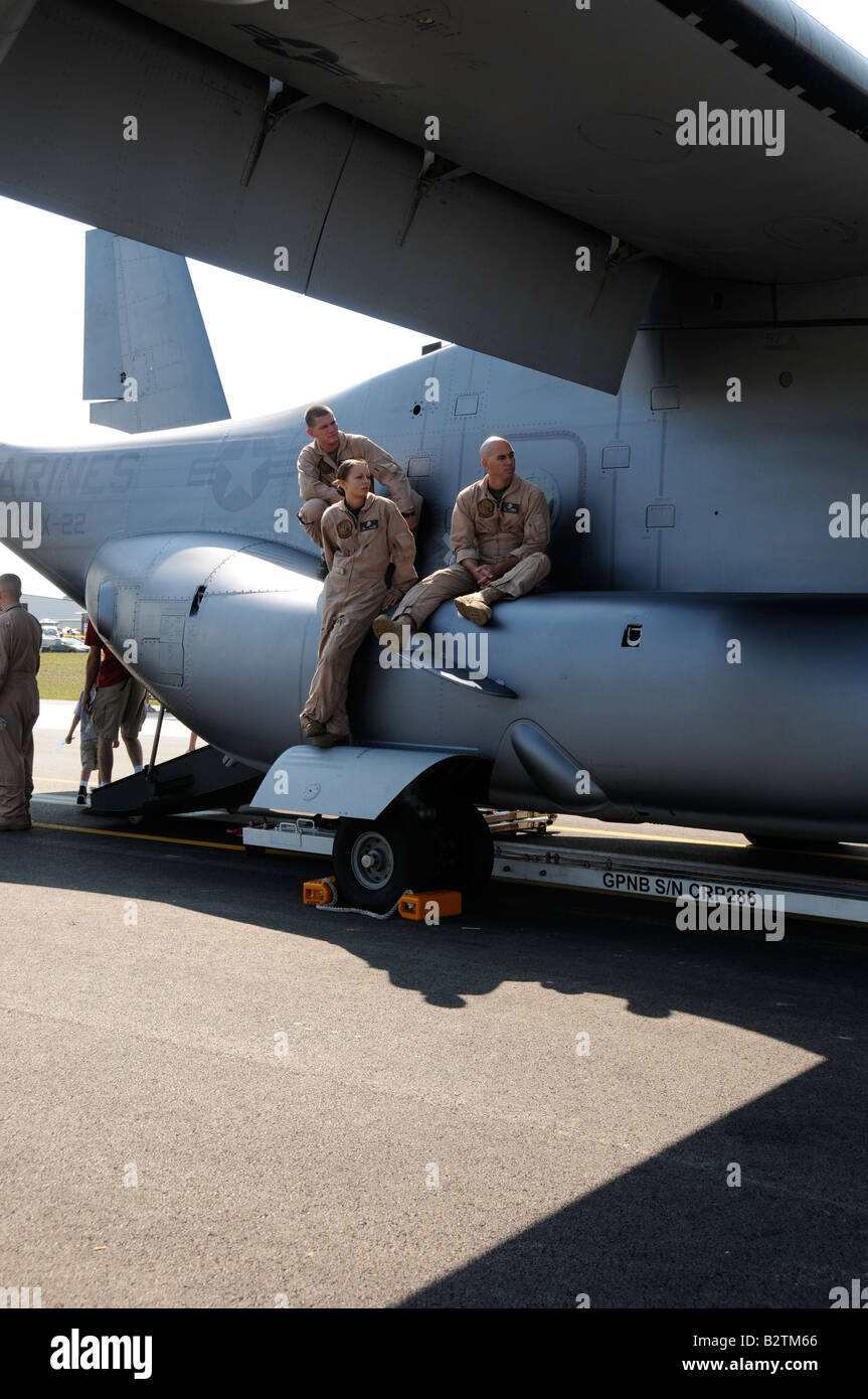 Avec l'équipage Bell-Boeing V-22 Osprey hélicoptère à l'aéronautique. Banque D'Images