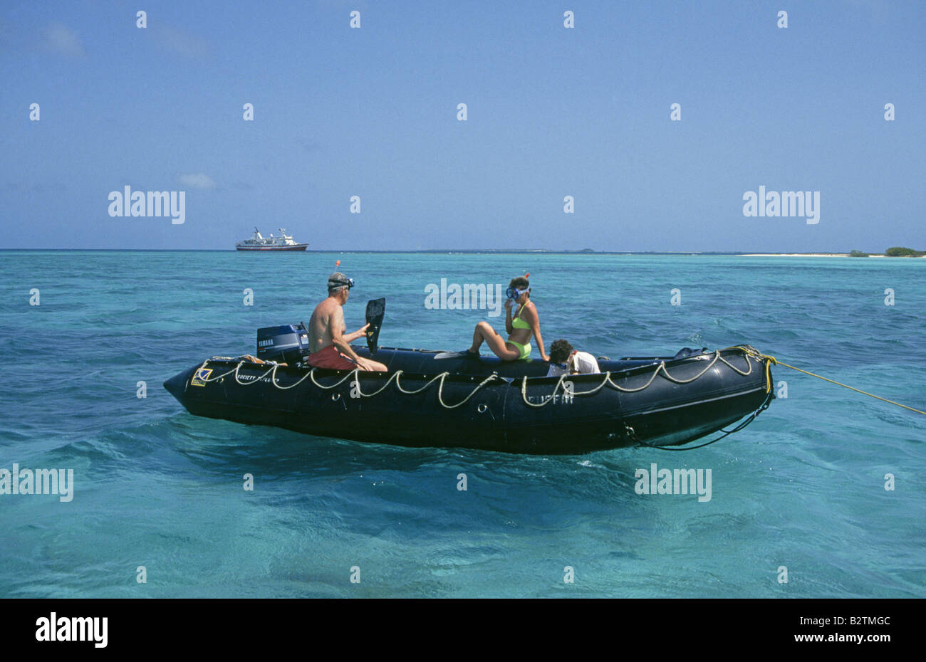 Les visiteurs sur un petit bateau en caoutchouc pour préparer la plongée sur un récif à quelques mètres de la plage sur l'île de la Barbade Banque D'Images