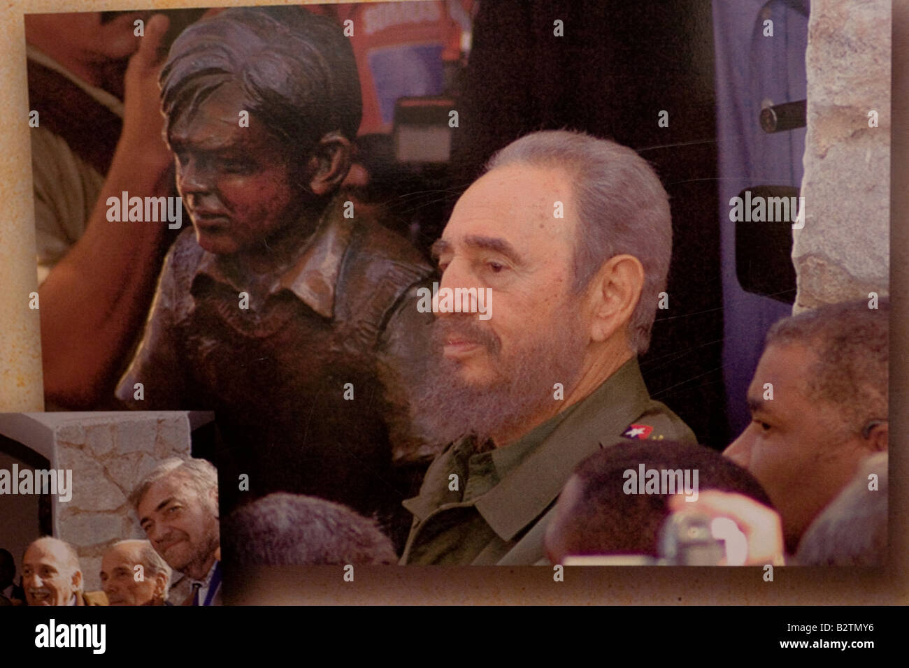 Fidel Castro posant en plus d'une sculpture garçon Ernesto Che Guevara dans la façade de la Che Guevara museum à Alta Gracia, Cordoba Banque D'Images