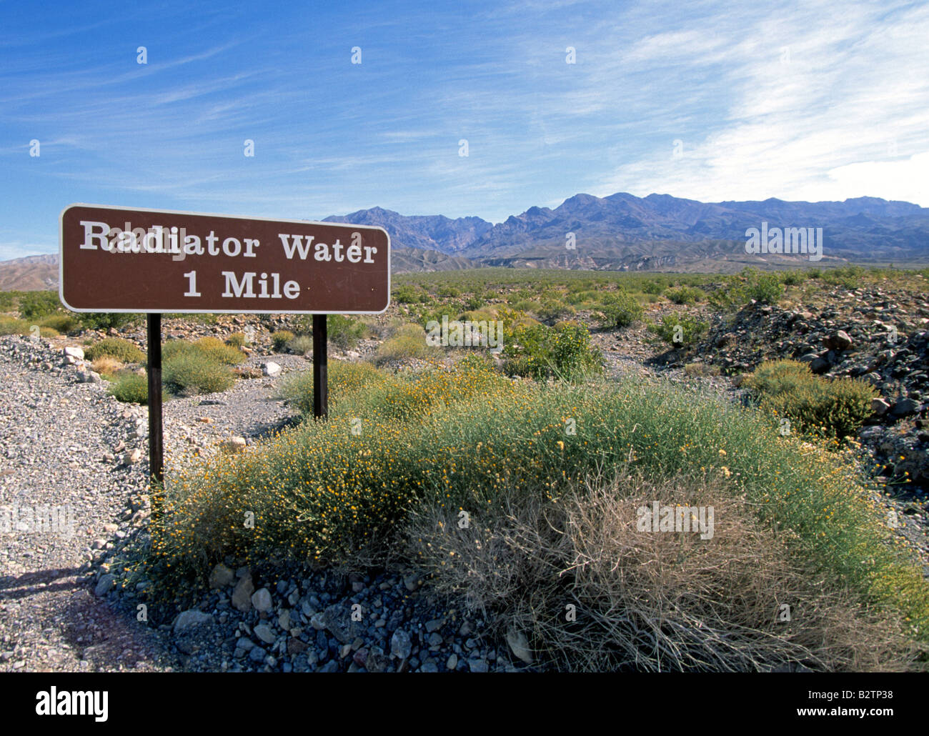 Un panneau indique à l'eau pour leurs visiteurs que les radiateurs d'automobile est juste en avant dans la vallée de la mort Banque D'Images