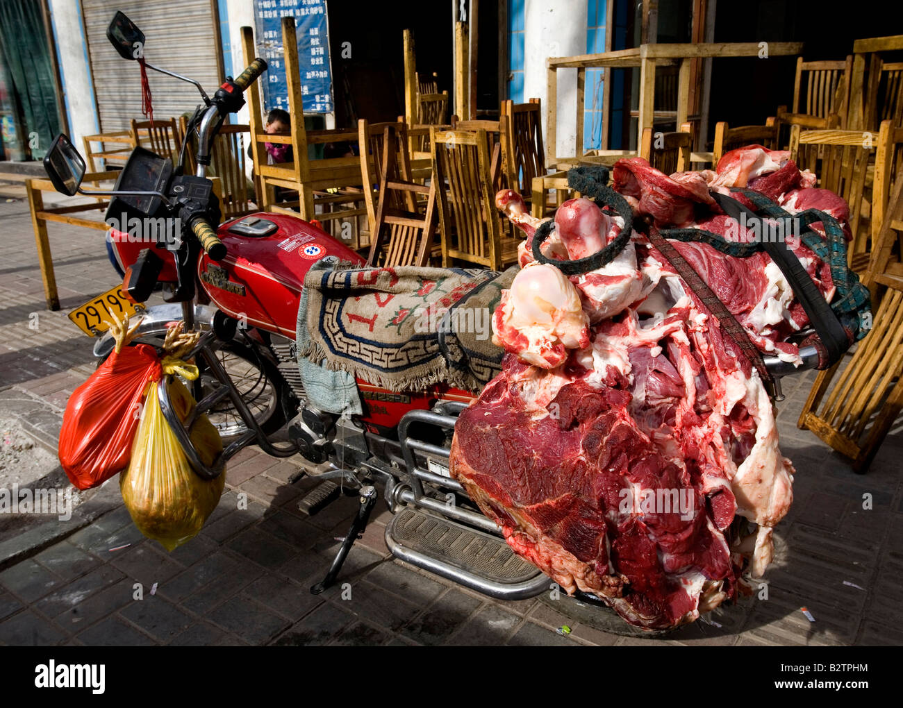 La viande sur une moto Banque D'Images