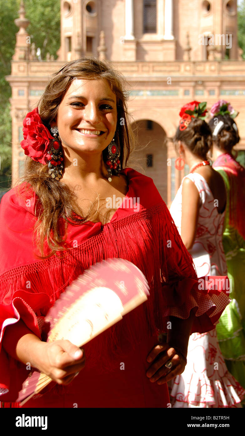 Feria de Séville Séville juste, jeune fille en costume traditionnel smiling  pendant la Feria de Abril la foire de printemps. Jeune fille espagnole  Photo Stock - Alamy