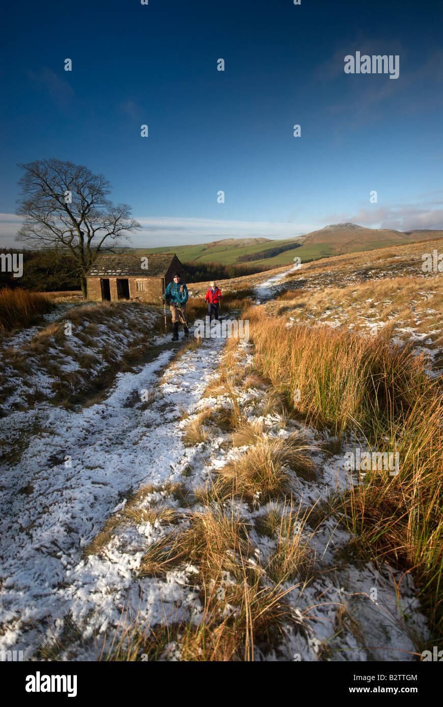 Les marcheurs à Shutlinsloe In Winter and Wildboarclough Cheshire UK Banque D'Images