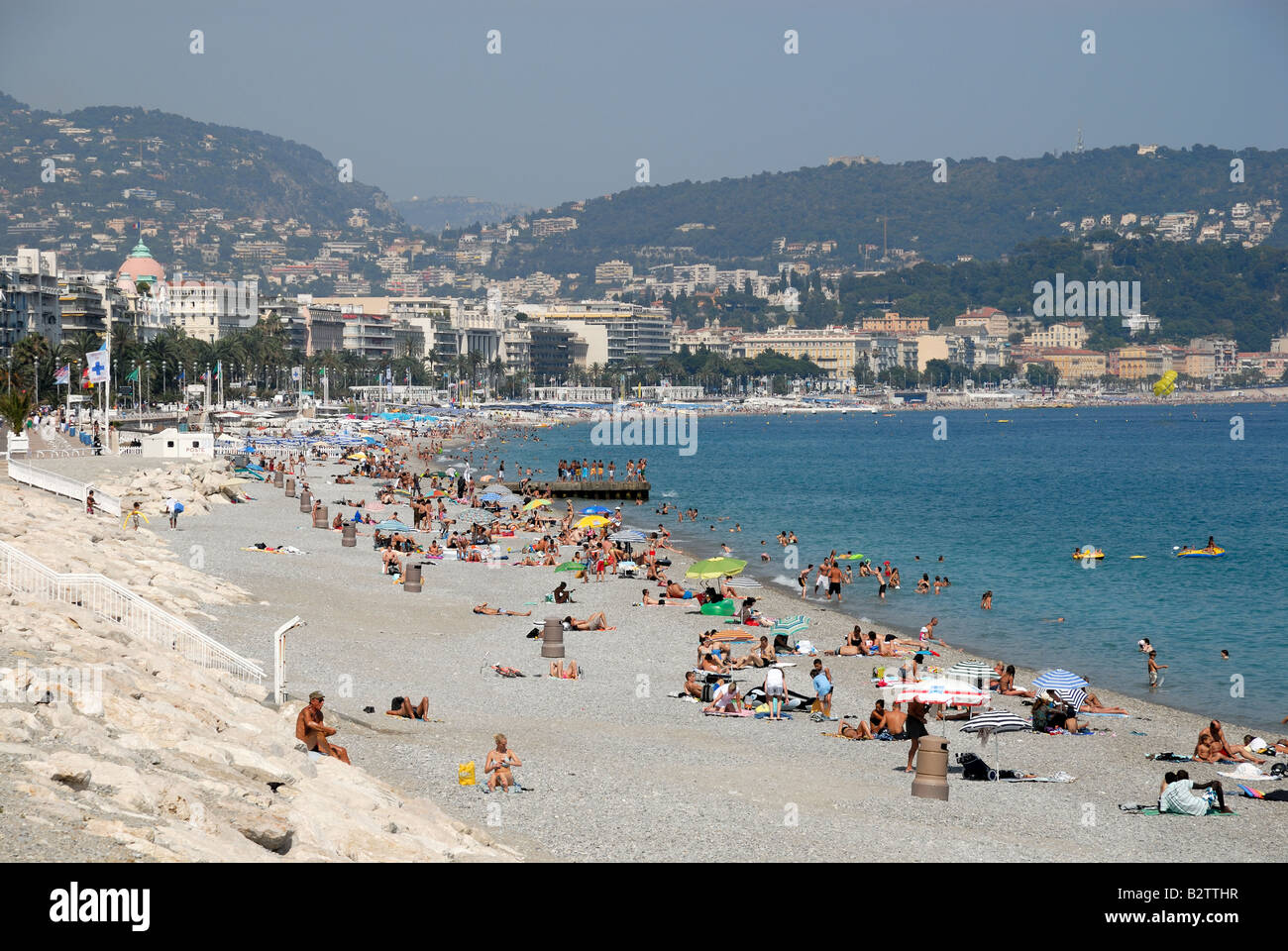 Plage à Nice, dans le sud de la France Banque D'Images