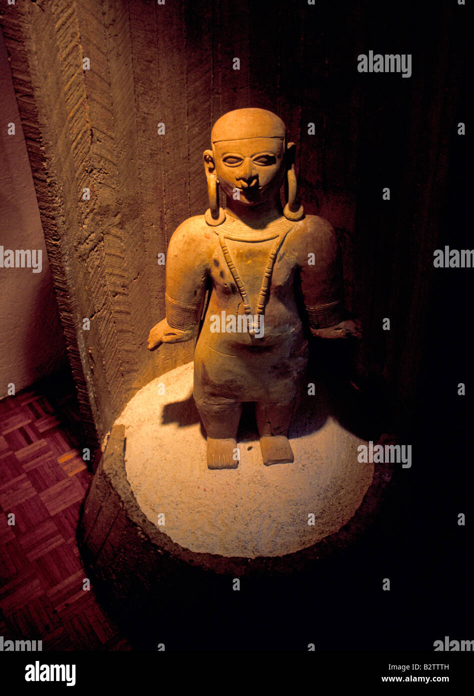 Une sculpture en céramique inca de l'homme préhistorique dans Ecudaor en exposition dans un musée archéologique à Quito Banque D'Images