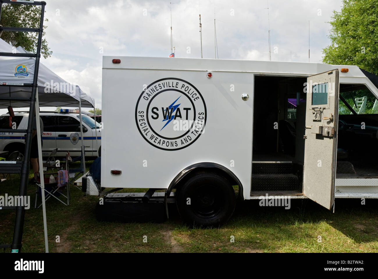 L'équipement de l'équipe SWAT de la police sur l'affichage à la juste Gainesville Florida Banque D'Images