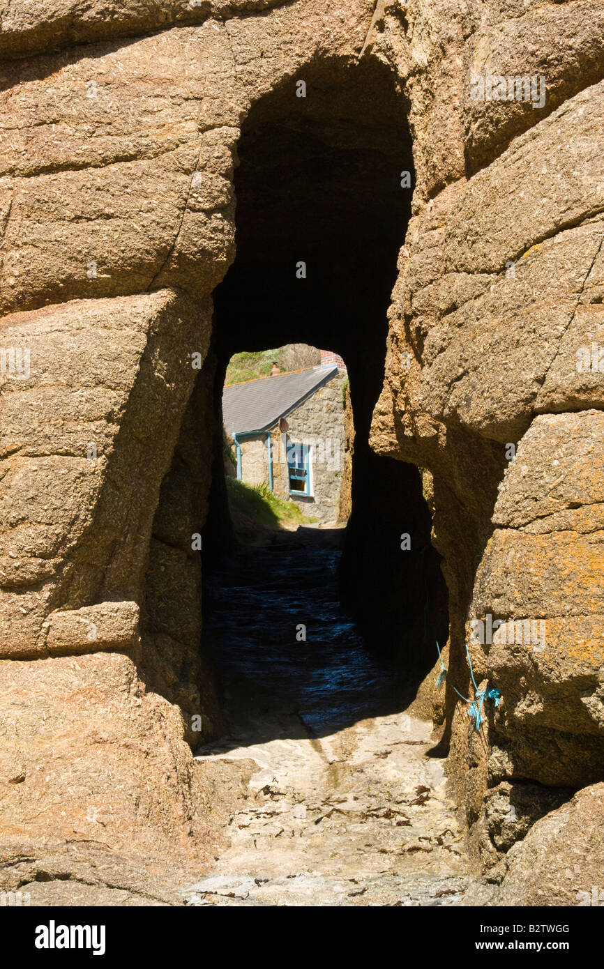 À l'intermédiaire en mer grotte à Porthgwarra Cornwall Banque D'Images