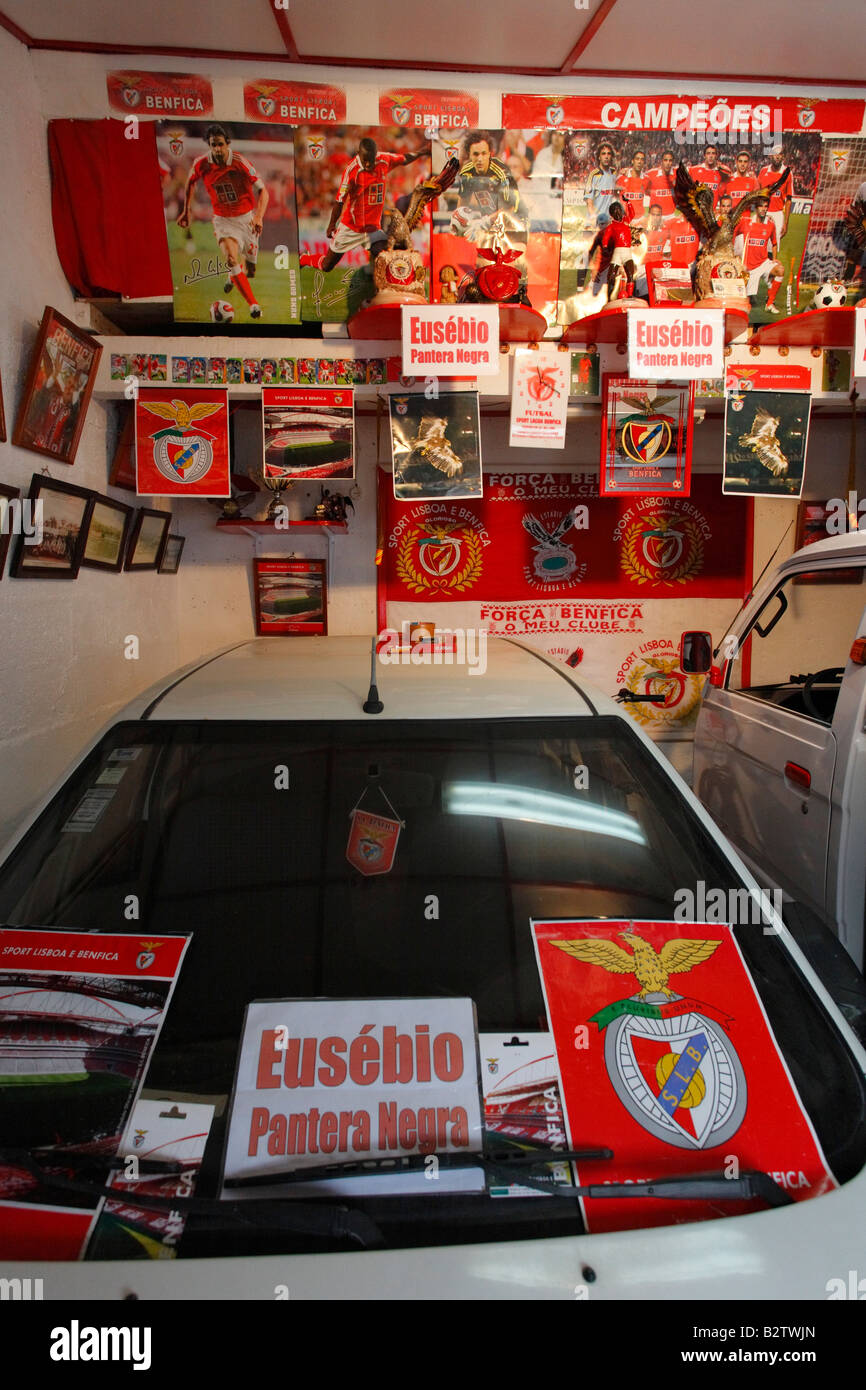 Club de football portugais souvenirs SL Benfica, à l'intérieur du garage d'un fan club. Açores, Portugal Banque D'Images