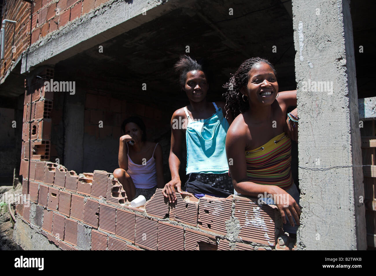 Les jeunes femmes posent pour une photo en Amérique Amériques plus grand bidonville ou favela Rocinha, à Rio de Janeiro , Brésil. Banque D'Images