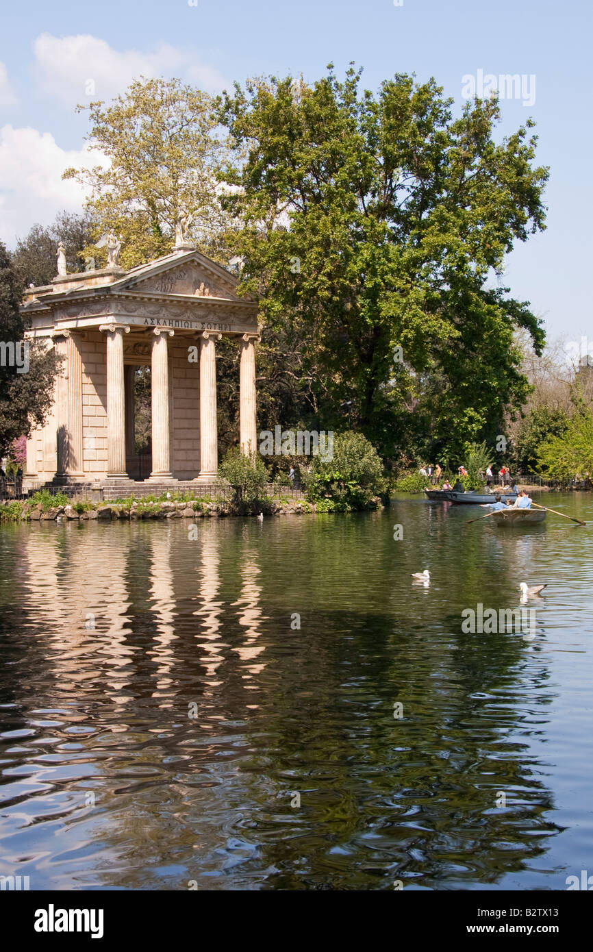 Le Temple d'Esculape dans le jardin du lac dans la Villa Borghèse à Rome, Italie Banque D'Images