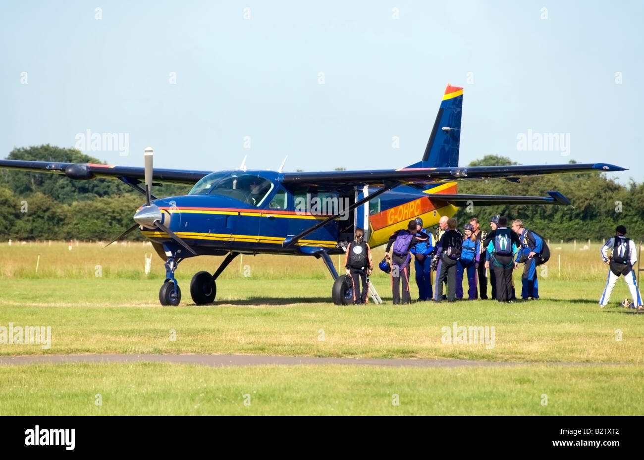 Parachutistes chargement Cessna 208 Caravan à l'aéroport de Maidstone, Kent, UK. Banque D'Images