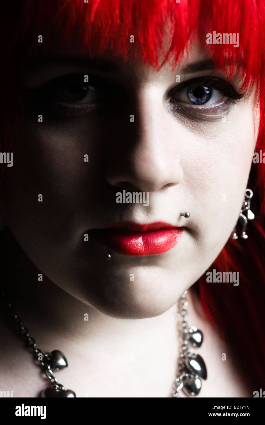 Portrait Portrait d'une jeune fille Goth avec les cheveux teints en rouge. Banque D'Images