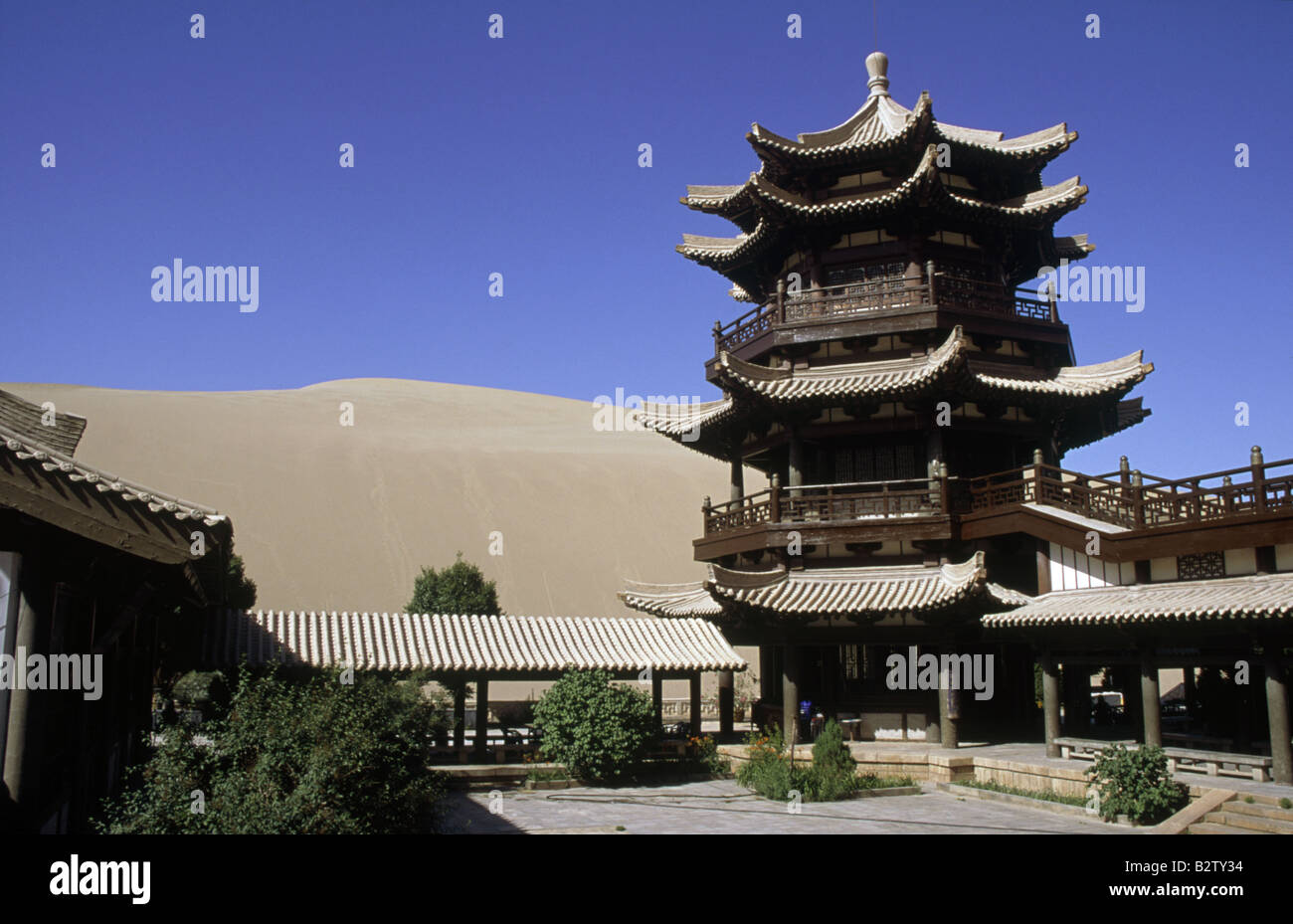 Paysage désertique de dunes de sable, pente raide avec des pistes de sable la Pagode à chanter les montagnes oasis CRESCENT MOON LAKE GANSU CHINE Banque D'Images