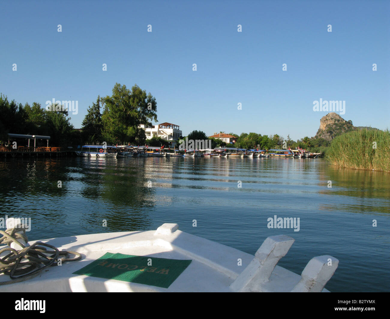 Toursit boat on river, Dalyan, Turquie Banque D'Images