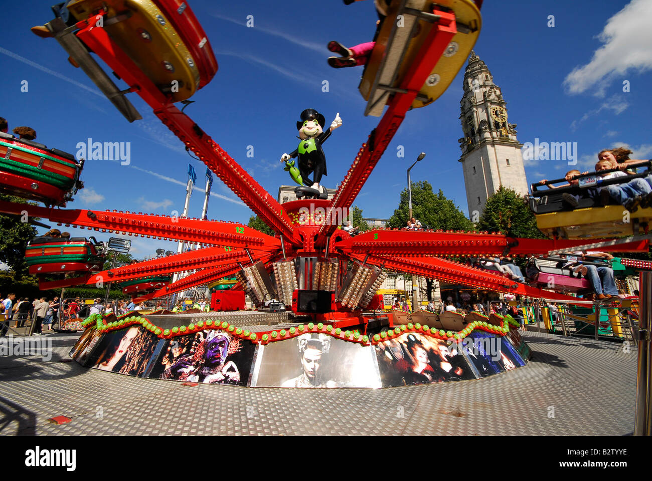 Fun fair ride avec Cardiff City Hall Banque D'Images