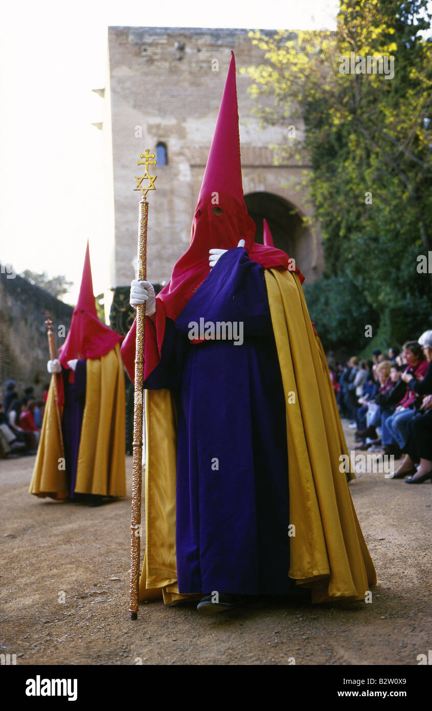 Défilé du festival religieux Santa Semana la semaine de Pâques les gens en  robes longues grands chapeaux pointus Granada, Andalousie Espagne Photo  Stock - Alamy
