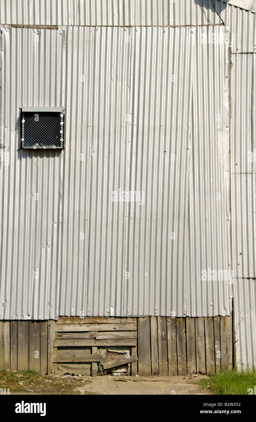 De près de l'gros aéronefs hangar à Headcorn (Lashenden Headcorn, aérodrome), Kent. Banque D'Images