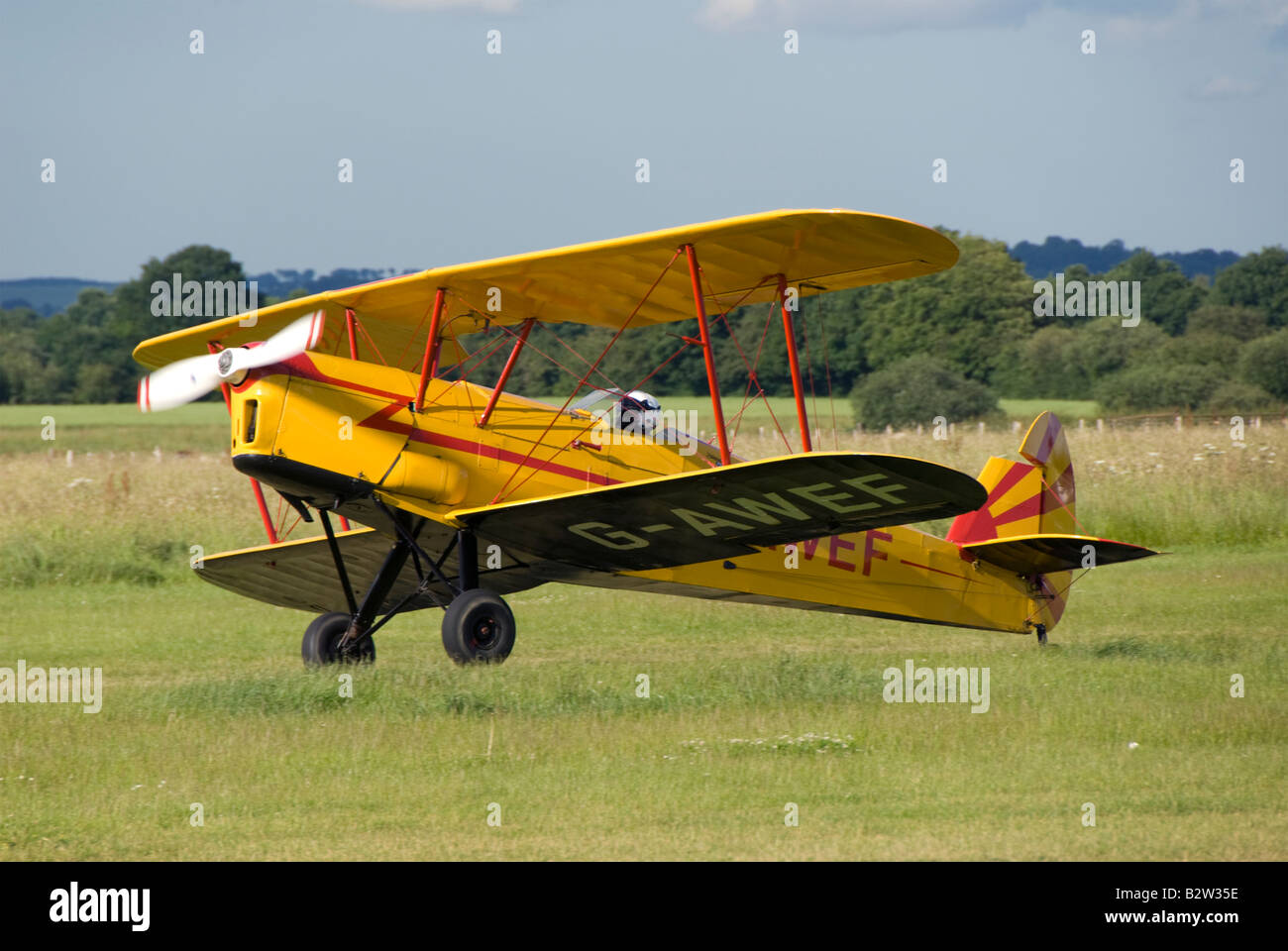 Stampe SV4C G-OODE taxis d'aéronefs à Headcorn (Lashenden) aérodrome. Banque D'Images