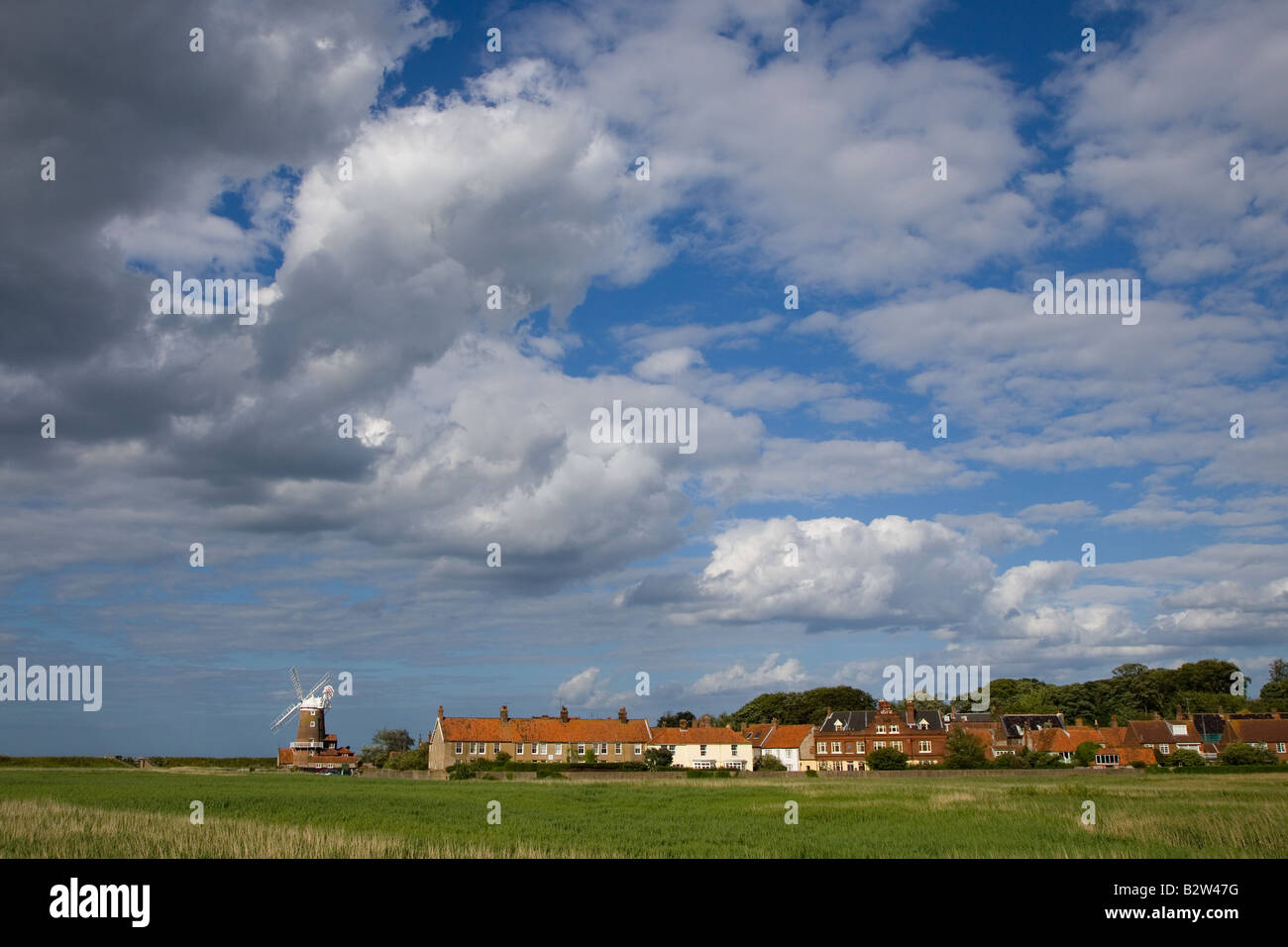 Le CLAJ Village et moulin sur la côte nord du comté de Norfolk en Angleterre Banque D'Images