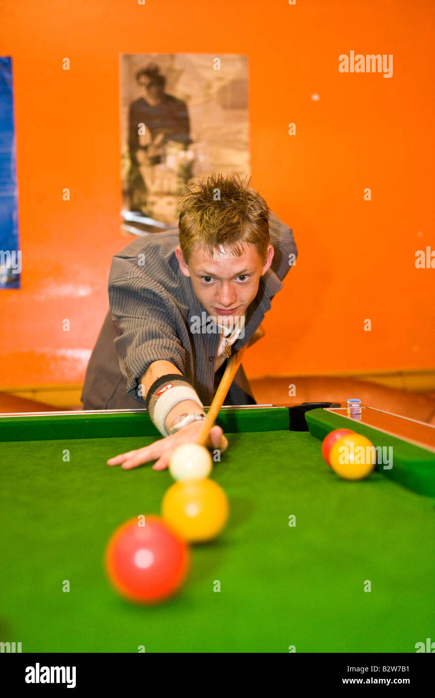 Jouer 8 Ball Pool dans un centre jeunesse Banque D'Images