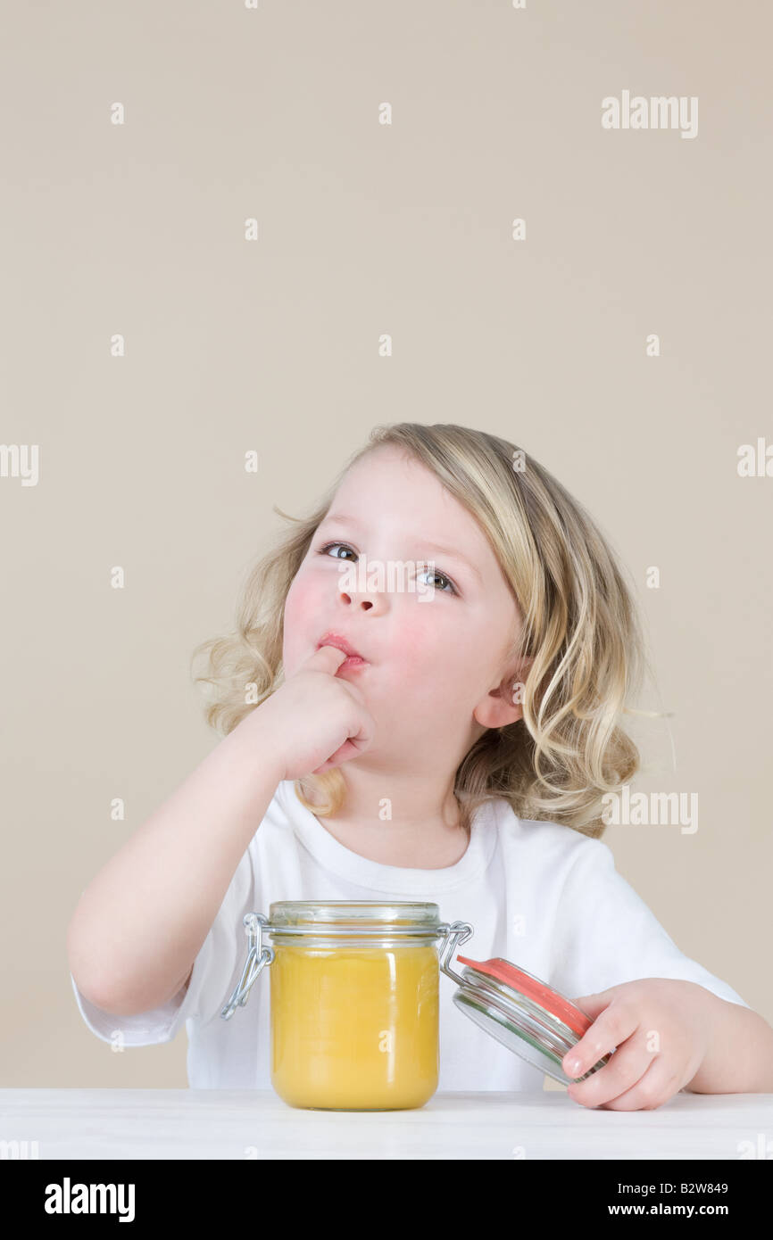 Girl eating Lemon curd Banque D'Images