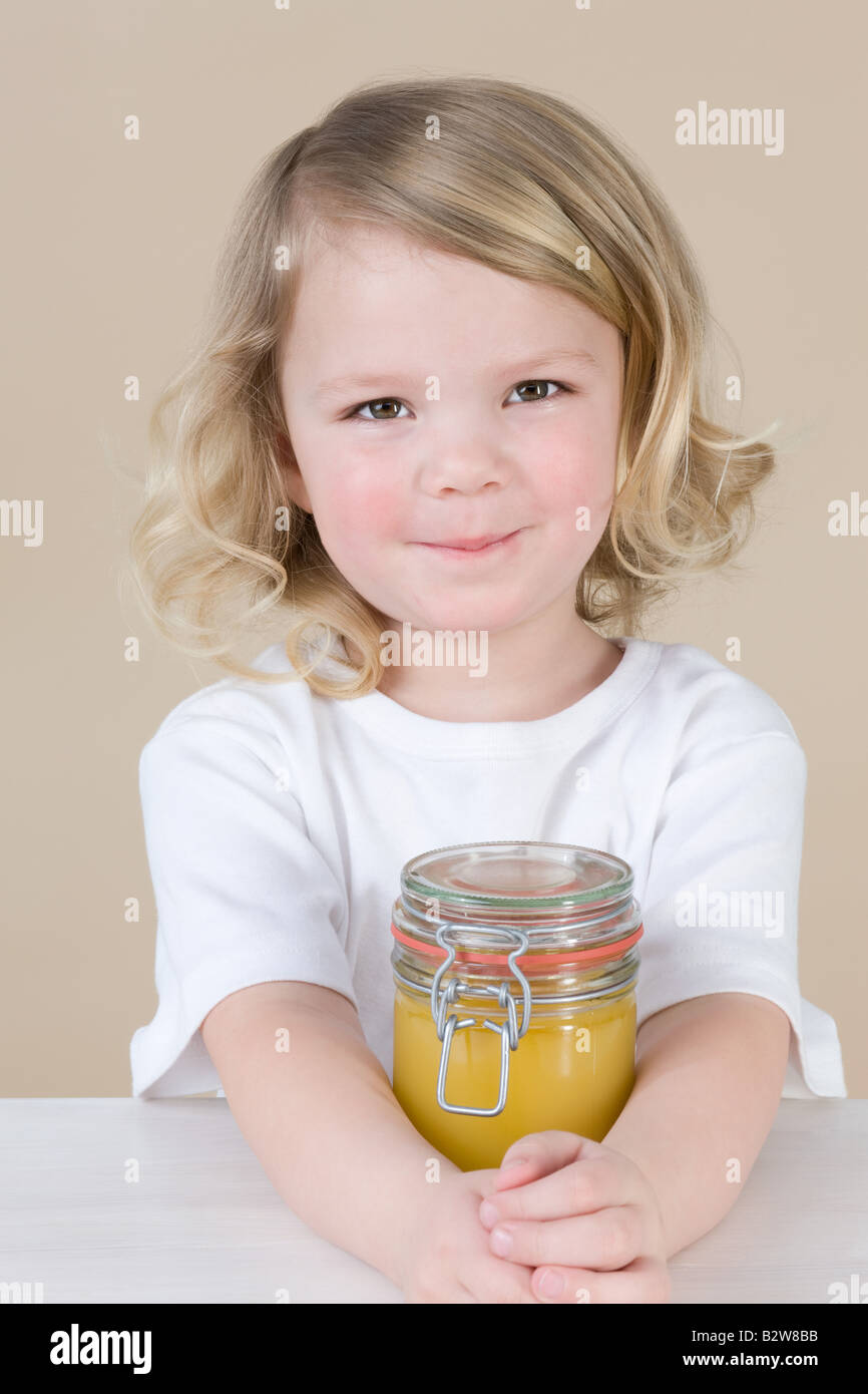 Fille avec pot de lait caillé de citron Banque D'Images