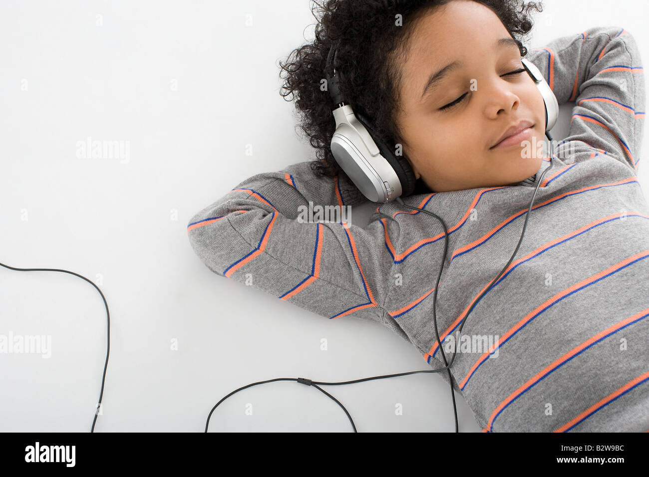 Boy listening to music Banque D'Images