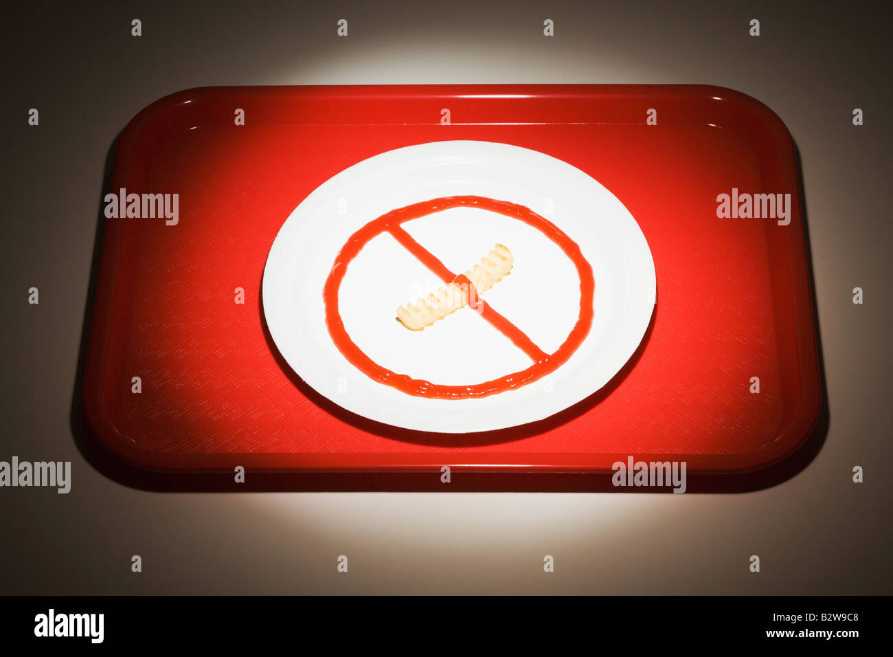 Organisé sur une assiette de nourriture comme d'interdiction de fumer Banque D'Images