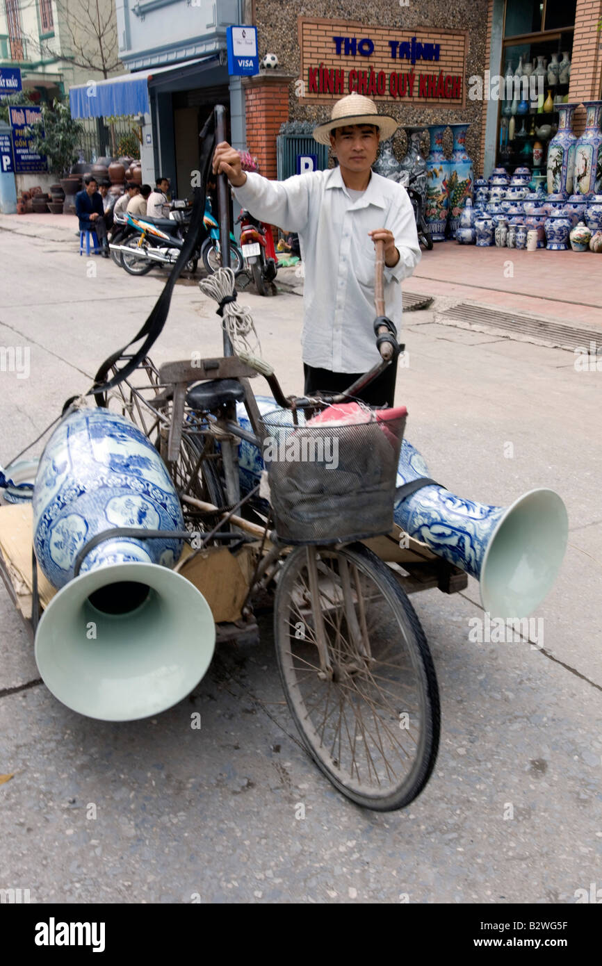 Grands vases chargé sur la plate-forme location village de poterie Bat Trang près de Hanoi Vietnam Banque D'Images