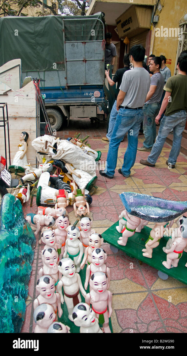 Marionnettes d'eau chargée dans les camions à l'extérieur de Thang Long Water Puppet Theatre Hanoi Vietnam Banque D'Images