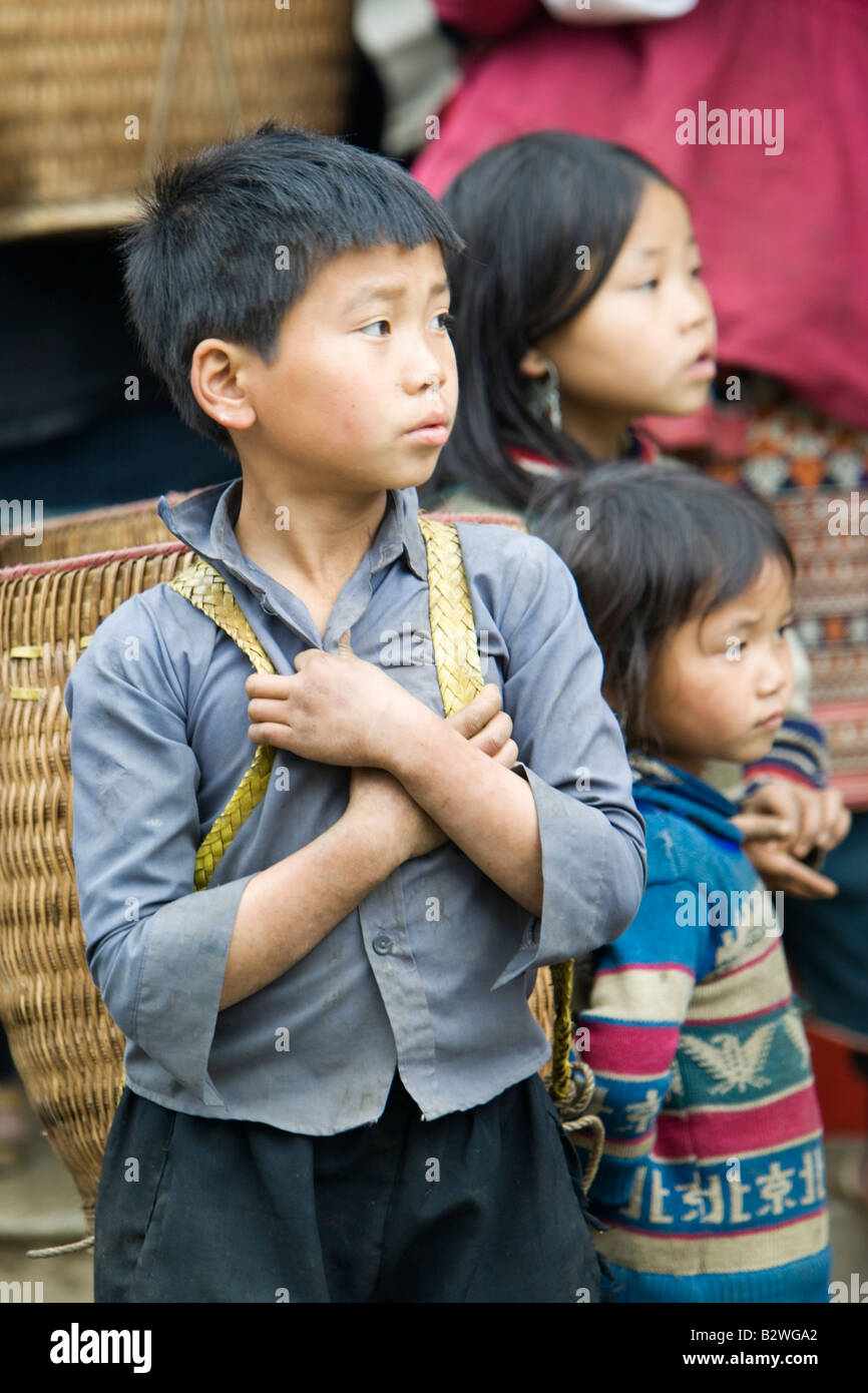 Hilltribe Hmong noir les enfants avec des paniers d'épaule traditionnels attendre au Vietnam Sapa marché Banque D'Images