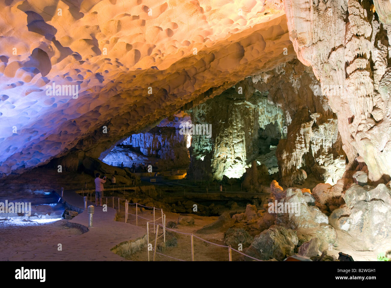 Grotte étonnante ou accrocher Sung Sot la baie de Halong Vietnam Banque D'Images