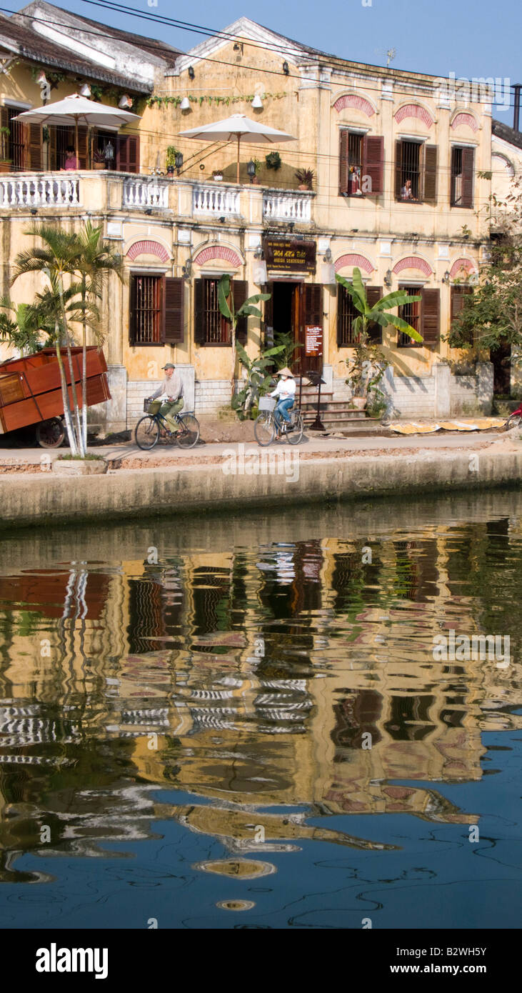 Restaurant dans l'ancien bâtiment historique de la rivière reflète dans Hoi An Vietnam Banque D'Images