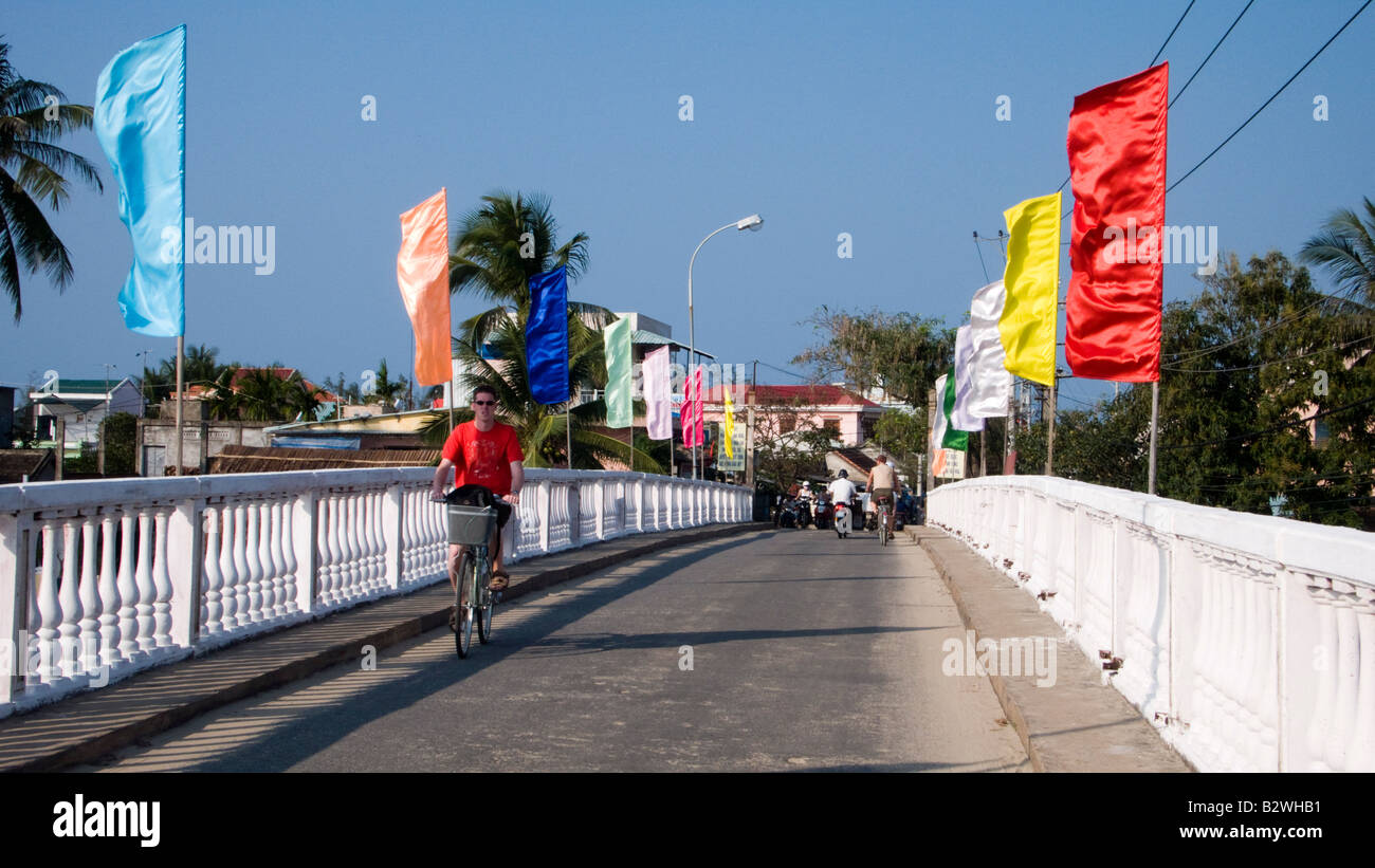 Pont menant à la plage Cua Dai de la ville historique de la ville de Hoi An Vietnam Banque D'Images