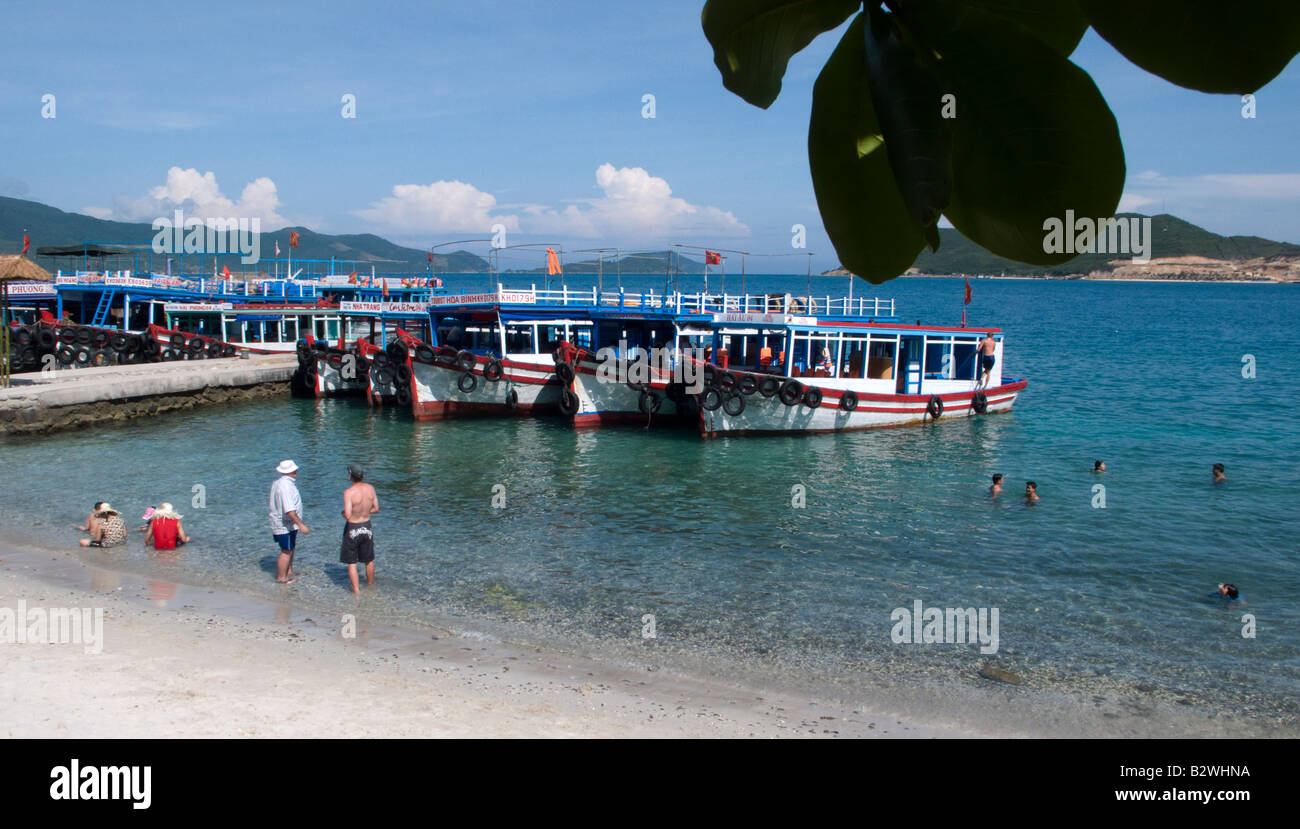 Connues de l'île croisière partie numéro 4 s'arrête à la plage de sable au large de l'île de Tam Nha Trang Viêt Nam Banque D'Images