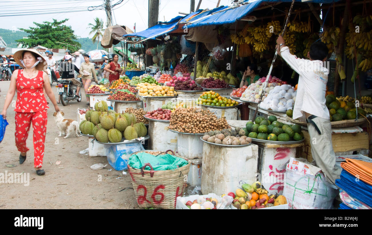 Les étals de fruits du marché de Dong Duong Phu Quoc Island Vietnam Banque D'Images