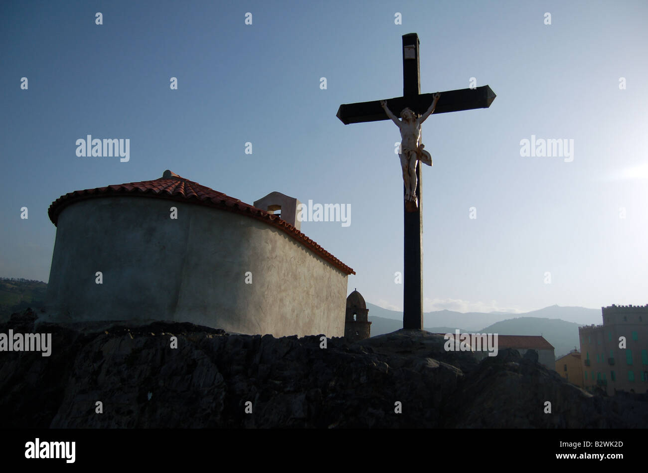 Un imposant et magnifique croix église pittoresque situé sur les rochers des village balnéaire Collioure dans le sud de la France. Banque D'Images