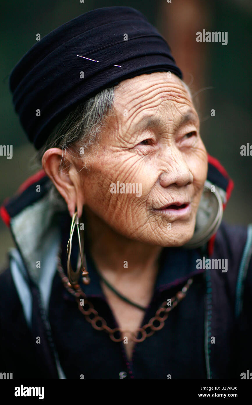 Hmong noir tribeswoman, au village de Sin Chai, près de Sapa, Vietnam. Banque D'Images