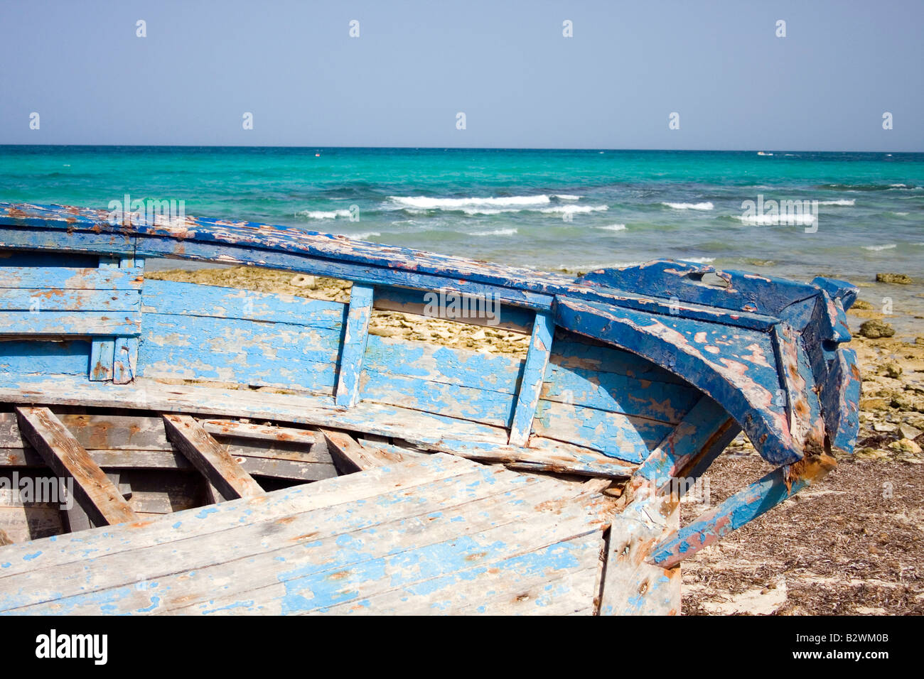 Naufrage sur une côte en Afrique, Tunisie. Banque D'Images